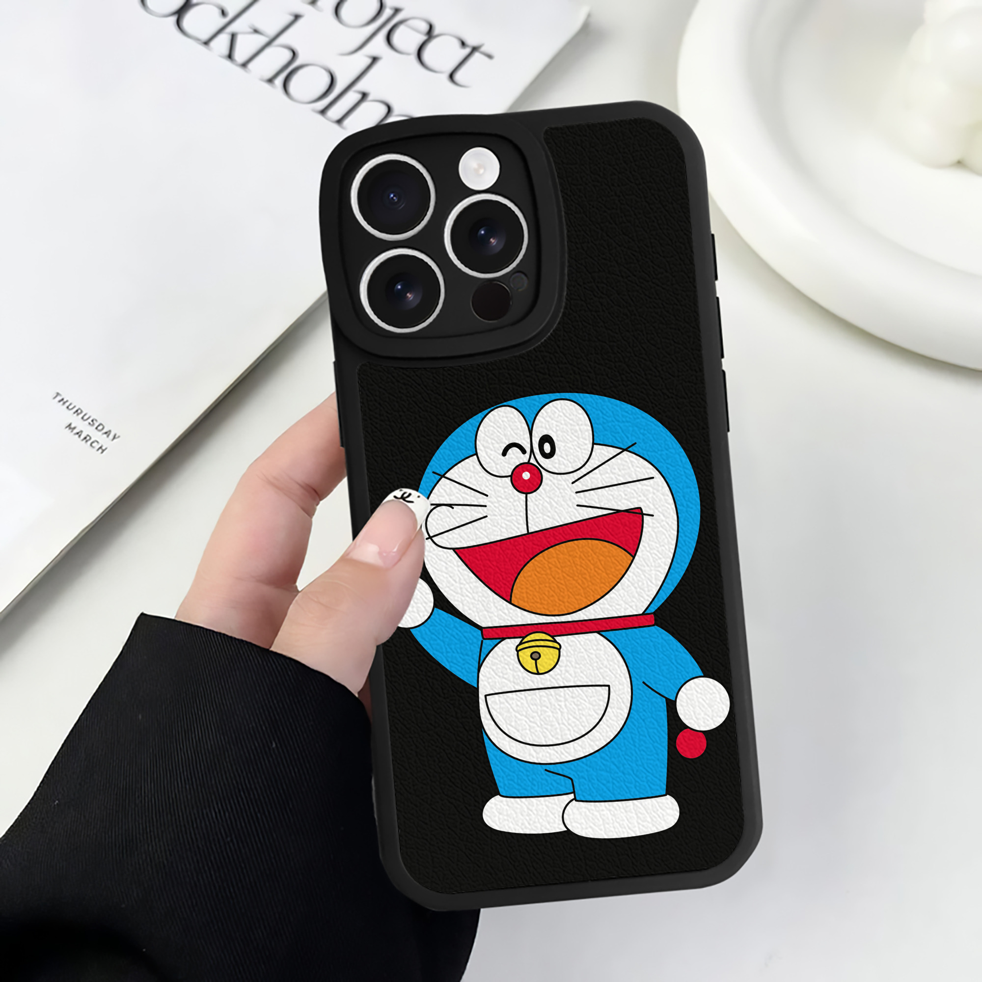 （画像用） ドラえもん Doraemon 【iPhone 16シリーズ対応】シリコンスマホケース（レザー調） 材質：シリコン